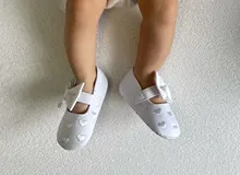 Zapatos de cuna para bebé niña, calzado con bordado de corazón, suela suave antideslizante, estampado de corazón, Mary Jane, planos, lazo bonito para primeros pasos