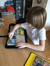 TOMY 50 Uds capacidad Pokemon tarjeta TCG bolsa de almacenamiento de Pokemones juego Pokmon tarjeta de almacenamiento camiseta con caja cargada Lista de Juguetes