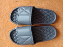 2021 NOVEDAD DE VERANO zapatillas de los hombres es EVA de celosía interior antideslizante suela gruesa pantuflas domésticas para baño par hoteles Hostel de zapatos