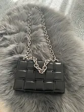Bolso de hombro con cadena de Metal grueso para mujer, bandolera cuadrada tejida suave, a la moda, con personalidad, de alta calidad