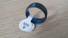 Anillo de titanio para hombre, Surface negro, azul, ranura interior, cara azul, anillo de acero inoxidable, luz de temperamento de lujo