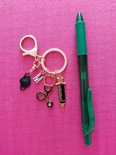 Llavero con letras de A-Z, herramienta médica para médico, estetoscopio, jeringa, mascarilla facial, llavero de regalo médico para enfermera, llavero de recuerdo