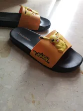 Pikachu-Zapatillas de verano de interior para niños, antideslizantes, color negro