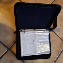 TOMY 50 Uds capacidad Pokemon tarjeta TCG bolsa de almacenamiento de Pokemones juego Pokmon tarjeta de almacenamiento camiseta con caja cargada Lista de Juguetes