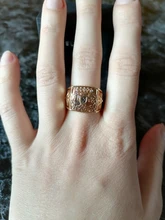 Huitan-Anillo de lujo con letra de Color oro K para hombre, diseño de trofeo, Circonia cúbica brillante, boda, marido, fiesta, regalo de cumpleaños, joyería