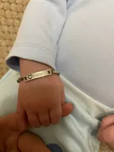 Pulsera personalizada para bebé en color dorado, pulsera con cadena tipo Fígaro personalizable con el nombre del bebé, cierre de seguridad