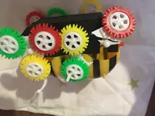 Coche de juguete eléctrico con forma de abeja para niños, juguete infantil de alta calidad con diseño colorido de abeja de 12 ruedas y 360 grados