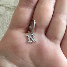 ROXI 1PC 26 letras en inglés de oreja Piercing pendiente de Plata de Ley 925 inicial oído hebilla pendientes de aro para la joyería de las mujeres