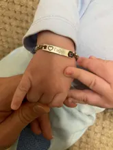 Pulsera personalizada para bebé en color dorado, pulsera con cadena tipo Fígaro personalizable con el nombre del bebé, cierre de seguridad