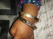 Pulsera personalizada para bebé en color dorado, pulsera con cadena tipo Fígaro personalizable con el nombre del bebé, cierre de seguridad