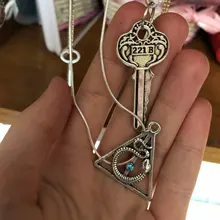 Sherlock Holmes 221B Baker Street Key collar Vintage colgante de Color plata y bronce antiguo, joyería de película caliente para hombres y mujeres, venta al por mayor