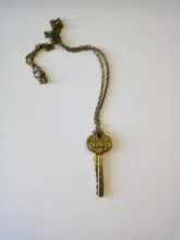 Sherlock Holmes 221B Baker Street Key collar Vintage colgante de Color plata y bronce antiguo, joyería de película caliente para hombres y mujeres, venta al por mayor