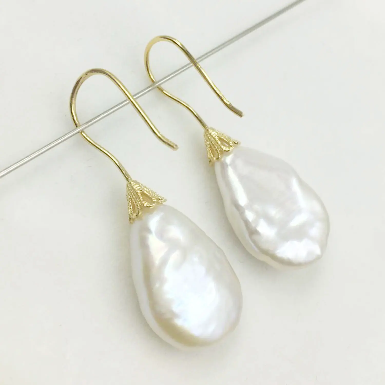 13-18mm Flat White Baroque Pearl Earrings Gold Hook Luxury Noble Diy South Sea Loose Classic Natural Party Chic
13-18mm Flat White Baroque Pearl Earrings Gold Hook Luxury Noble Diy South Sea Loose Classic Natural Party Chic