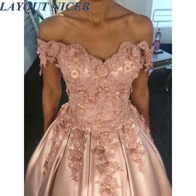 Off Shoulder Long Prom Dress Ball Gown Appliques Flower Sexy Open Back Zipper Lace Evening Formal Party Dress Vestido De Fiesta
Off Shoulder Long Prom Dress Ball Gown Appliques Flower Sexy Open Back Zipper Lace Evening Formal Party Dress Vestido De Fiesta