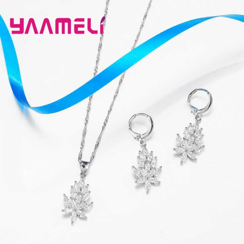 Conjunto de joyería de hoja de cristal plateado que incluye un collar de colgante con forma de hoja de plata con acentos de cristal transparente y pendientes tipo aro a juego de Yameli.