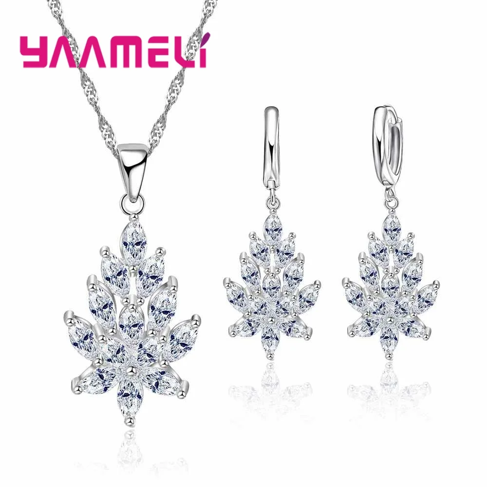 Conjunto de joyería de hoja de cristal plateado que incluye un collar de colgante con forma de hoja de plata y pendientes a juego con cristales marquise transparentes y azules.