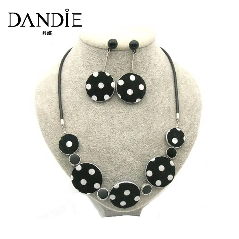 Dandie Black And White Wave Points Necklace Earrings Set.Suitable For Spring Wear.
Dandie Black And White Wave Points Necklace Earrings Set.Suitable For Spring Wear.