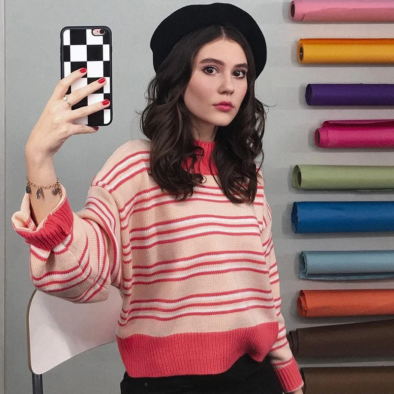 Autumn and winter women's new Korean version of loose long-sleeved sweater shirt semi-high collar collar short striped sweater 
Autumn and winter women's new Korean version of loose long-sleeved sweater shirt semi-high collar collar short striped sweater