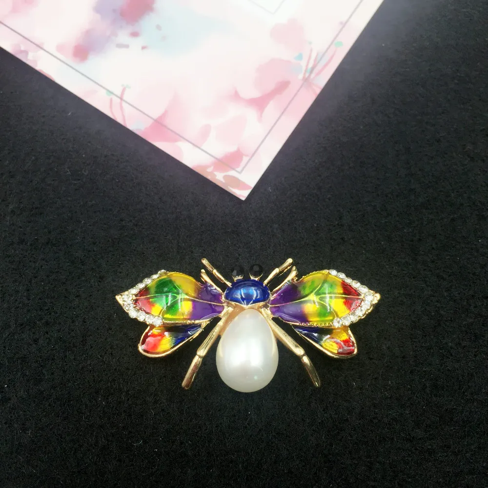 New Fashion Cute Simulated Pearl Animal Bee Brooch for Women Men Vintage Enamel Insect Rhinestone Brooch Pins Jewelry Gift
New Fashion Cute Simulated Pearl Animal Bee Brooch for Women Men Vintage Enamel Insect Rhinestone Brooch Pins Jewelry Gift