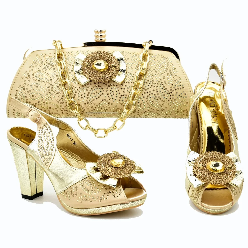 Фото Комплект из итальянских туфель и сумочки золотистого цвета в - купить
