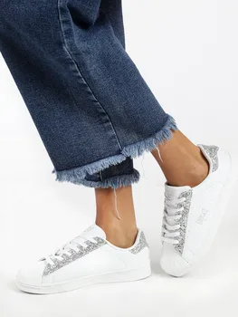Low sneakers with glitter
Low sneakers with glitter