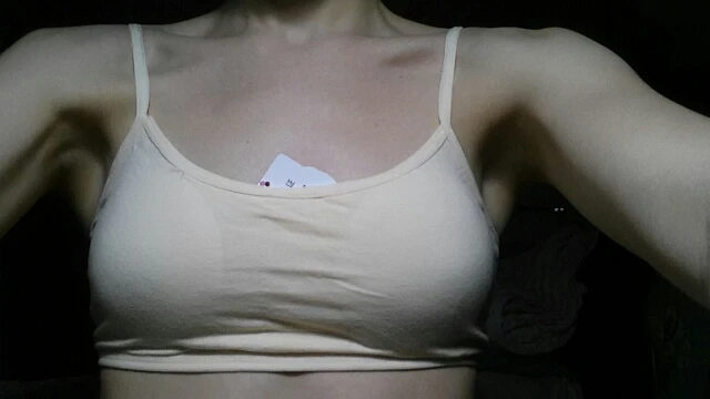 Опрятная грудь девочки без лифчика  15 фото эротики