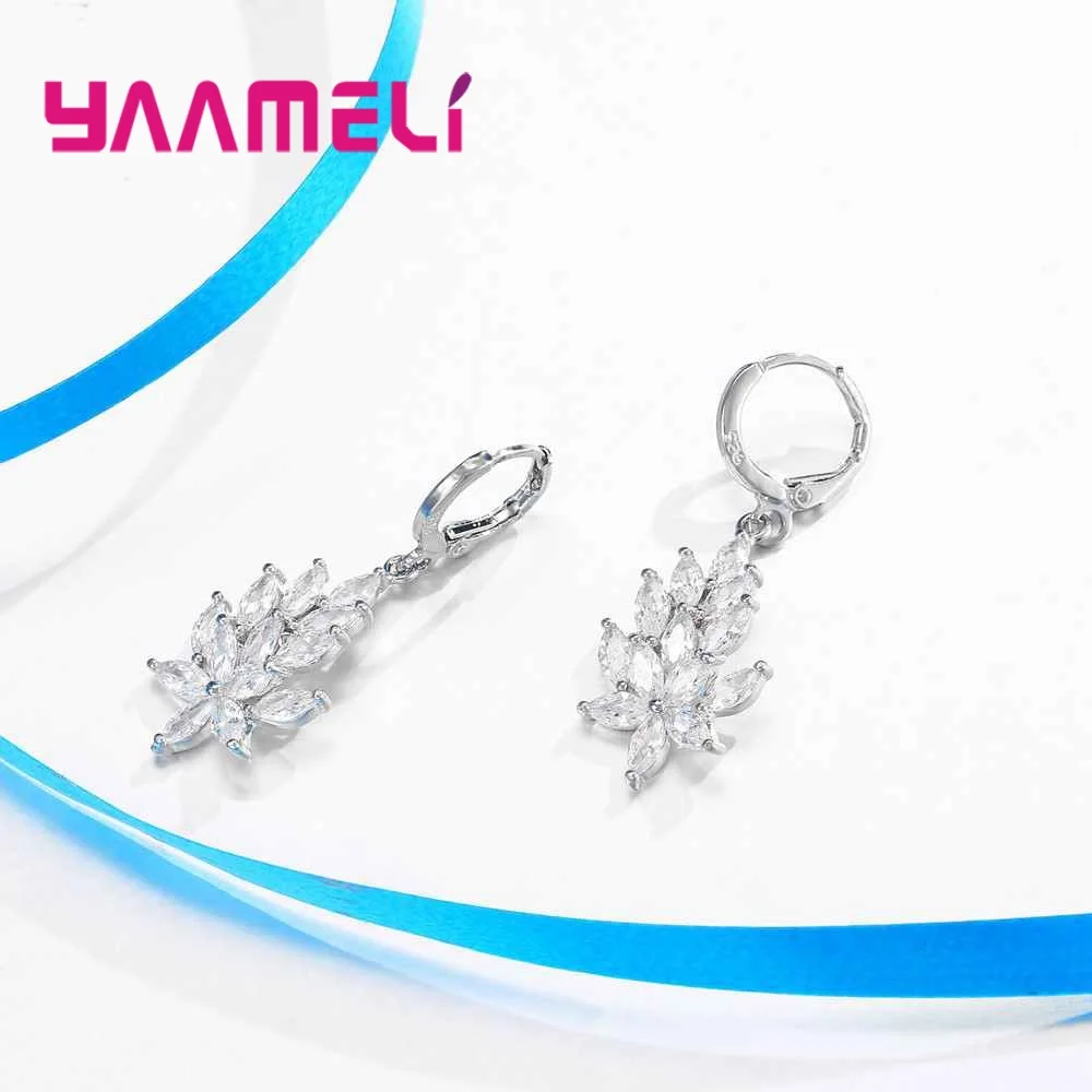 Pendientes colgantes florales plateados con acentos de cristal transparente que presentan un diseño elegante y refinado del conjunto de joyería de hoja de cristal plateado