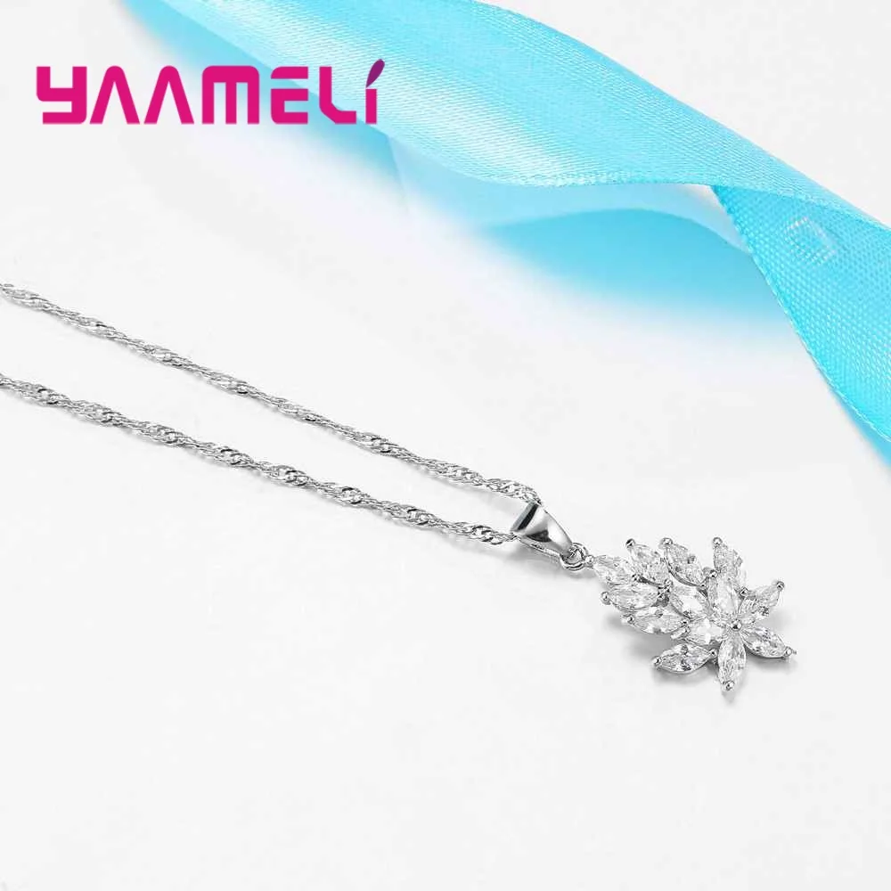 Conjunto de joyería de hoja de cristal plateado que incluye un collar de cadena de plata con un delicado colgante con forma de flor adornado con cristales transparentes.