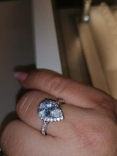 Huitan gran oferta diseño de gota de agua las mujeres anillo de Micro pavimentado de circón de cristal elegante vestido de novia joyería de compromiso anillo para amante