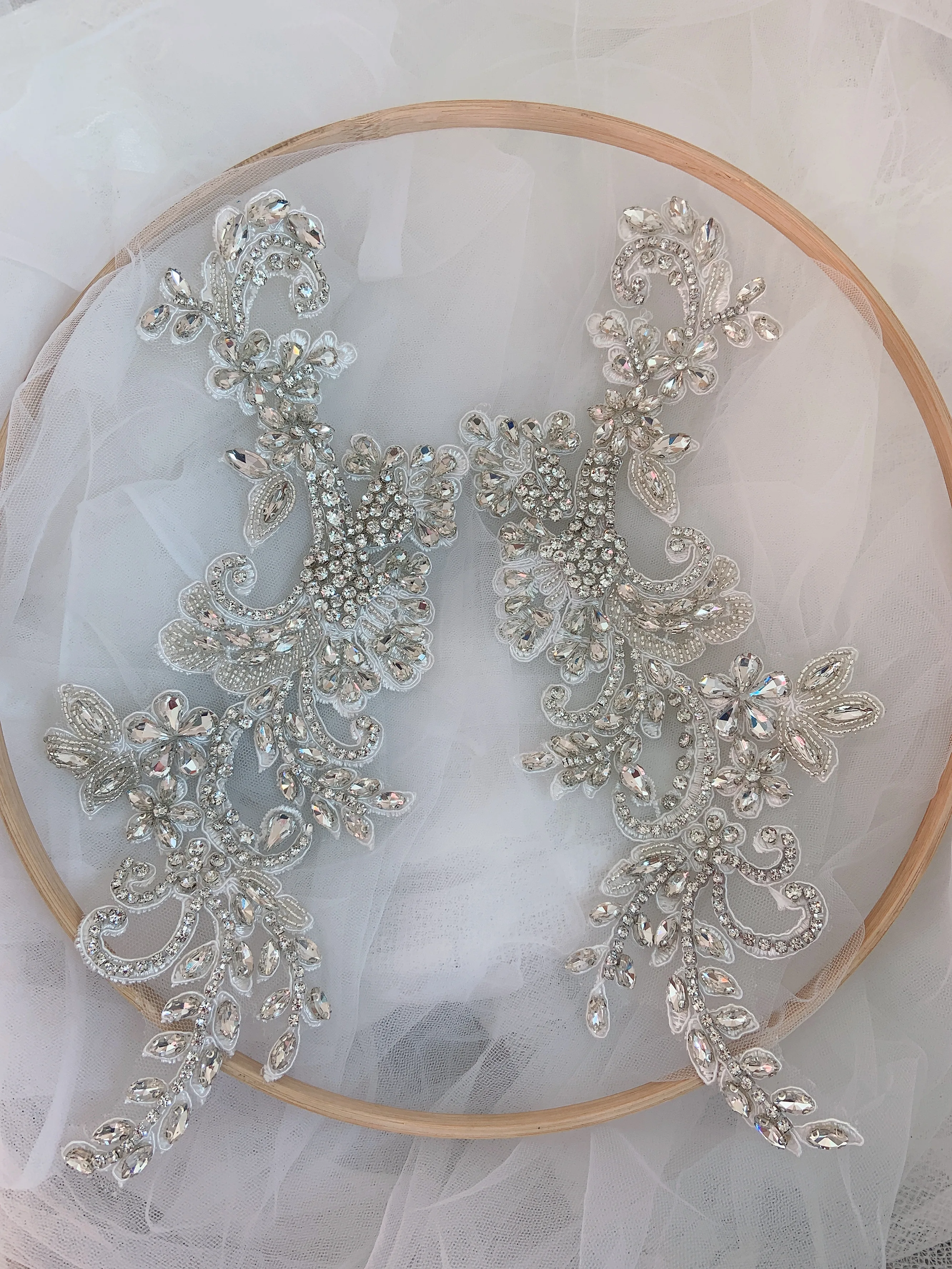 1 pair Exquisite Smoke Gray rhinestone applique, Crystal Beaded Motif lace collar applique Bead Sewing Appliques for Bridal Gown
1 pair Exquisite Smoke Gray rhinestone applique, Crystal Beaded Motif lace collar applique Bead Sewing Appliques for Bridal Gown