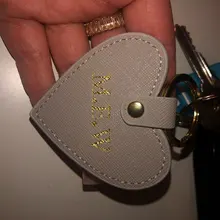 LLavero de piel auténtica saffiano con letras iniciales personalizadas, llavero de forma de corazón para mujer, llavero de corazón para mujer