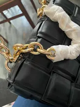 Bolso de hombro con cadena de Metal grueso para mujer, bandolera cuadrada tejida suave, a la moda, con personalidad, de alta calidad