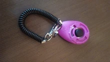 1 pieza Gato perro Clicker plástico nuevo perros haga clic en entrenador ayuda también Correa de muñeca ajustable Cadena de llaves sonoras perro suministros