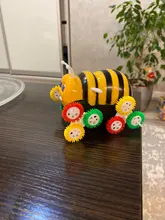 Coche de juguete eléctrico con forma de abeja para niños, juguete infantil de alta calidad con diseño colorido de abeja de 12 ruedas y 360 grados