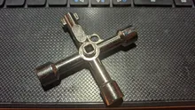 Llave triangular Universal multifunción de 4 vías, llaves de fontanero triangular para medidor eléctrico de Gas, armarios, radiadores de purga
