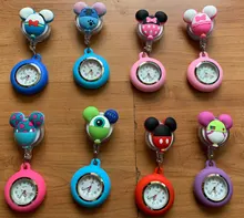 10 unids/lote encantador de la historieta muñecas enfermera retráctil de silicona relojes de bolsillo para Médico del hospital de las mujeres para hombre insignia carrete regalo