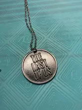 Collar de luciérnaga con logotipo letras para hombre y mujer, colgante Retro de The Last Of Us 2, joyería de juego caliente para hombres y mujeres