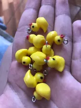 10 uds. De animales de la familia, pequeños abalorios de resina de pato amarillo, colgante de Animal, pendiente artesanal, joyería de moda