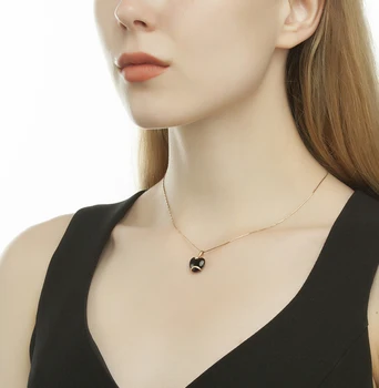 Gold pendant with onyx and diamonds sunlight
Gold pendant with onyx and diamonds sunlight