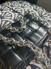 Bolso de hombro con cadena de Metal grueso para mujer, bandolera cuadrada tejida suave, a la moda, con personalidad, de alta calidad