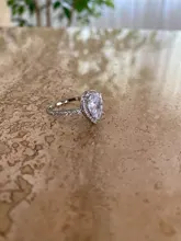 Huitan gran oferta diseño de gota de agua las mujeres anillo de Micro pavimentado de circón de cristal elegante vestido de novia joyería de compromiso anillo para amante