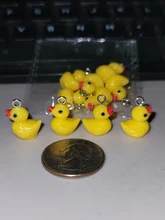 10 uds. De animales de la familia, pequeños abalorios de resina de pato amarillo, colgante de Animal, pendiente artesanal, joyería de moda