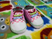 Nuevo 2 colores de lona clásicos de dibujo de rana zapatos para bebé de dibujos animados bebé recién nacido deportes zapatillas de deporte en primer lugar los caminantes botines zapatos mocasines