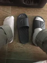 2021 NOVEDAD DE VERANO zapatillas de los hombres es EVA de celosía interior antideslizante suela gruesa pantuflas domésticas para baño par hoteles Hostel de zapatos