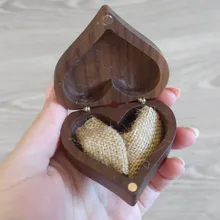 Estuche De Viaje de exhibición Universal de anillos de madera, organizador de joyas, almacenamiento portátil, caja de corazón para amantes de la marca, embalaje de nogal, 2020