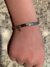 Pulsera personalizada para bebé en color dorado, pulsera con cadena tipo Fígaro personalizable con el nombre del bebé, cierre de seguridad