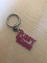 1PC de moda de aleación película matar a Bill de la serie PUSSY WAGON llavero carta colgantes accesorios para mujeres hombres regalo