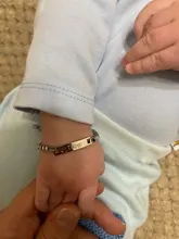 Pulsera personalizada para bebé en color dorado, pulsera con cadena tipo Fígaro personalizable con el nombre del bebé, cierre de seguridad