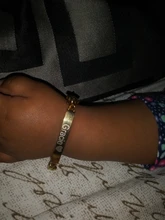 Pulsera personalizada para bebé en color dorado, pulsera con cadena tipo Fígaro personalizable con el nombre del bebé, cierre de seguridad