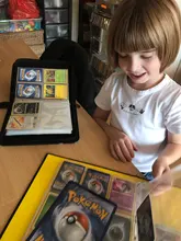 TOMY 50 Uds capacidad Pokemon tarjeta TCG bolsa de almacenamiento de Pokemones juego Pokmon tarjeta de almacenamiento camiseta con caja cargada Lista de Juguetes